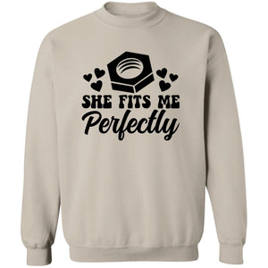 SHE FITS ME PERFECTLY SHE FITS ME PERFECTLY  Sweatshirt